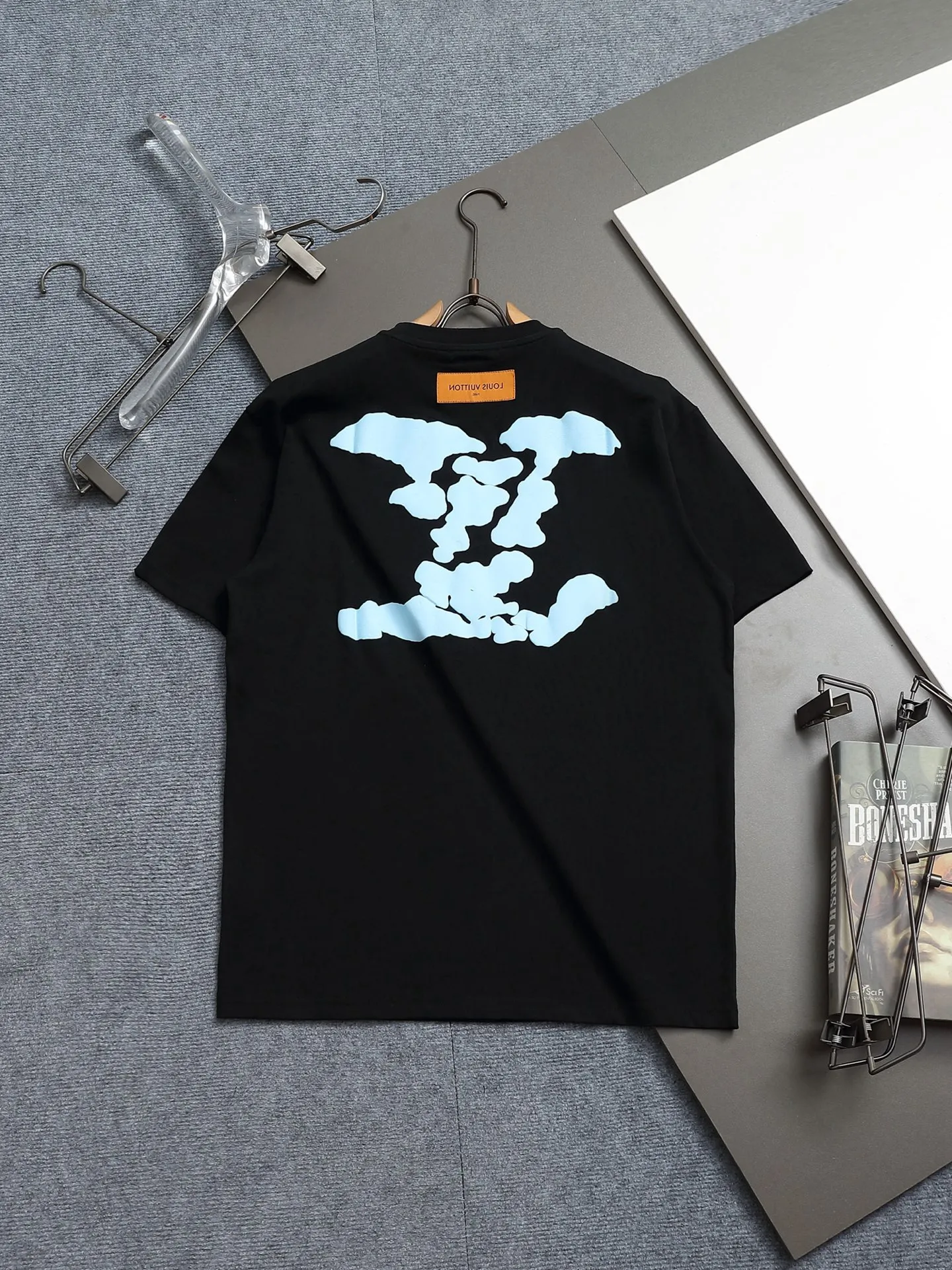 🅿️170 LouisVuitton/Louis Vuitton Foam printed T-shirt short sleeves High quality🔥High version Super iconic brand logo printing pattern The original printing is reproduced one to one, using imported puree and graffiti craftsmanship. The fabric is made of pure combed cotton. It is fresh and comfortable to match with sports shoes. Suitable for shopping and dating. When layered, it looks like a blogger. Low-key and tasteful. Original fabric 260g double yarn with high weight, 100% combed cotton, custom-woven and dyed with no color difference, no pressure in and out of the counter, through-shoulder strapping process, increased washing life of clothes, no deformation, high version digital printing process, no fading, bright colors, the same style as Internet celebrity stars, regardless of age, body shape or gender, super eye-catching, very fashionable ❤️❤️, very comfortable in hand, super texture, fashionable and individual, super versatile and good-looking, a must-have for everyone Better match for couples. Hang tag, collar label, washed wheat, all three labels are complete! ! Loose fit, same style for men and women Color: black/white/color blue Size: XS S M L